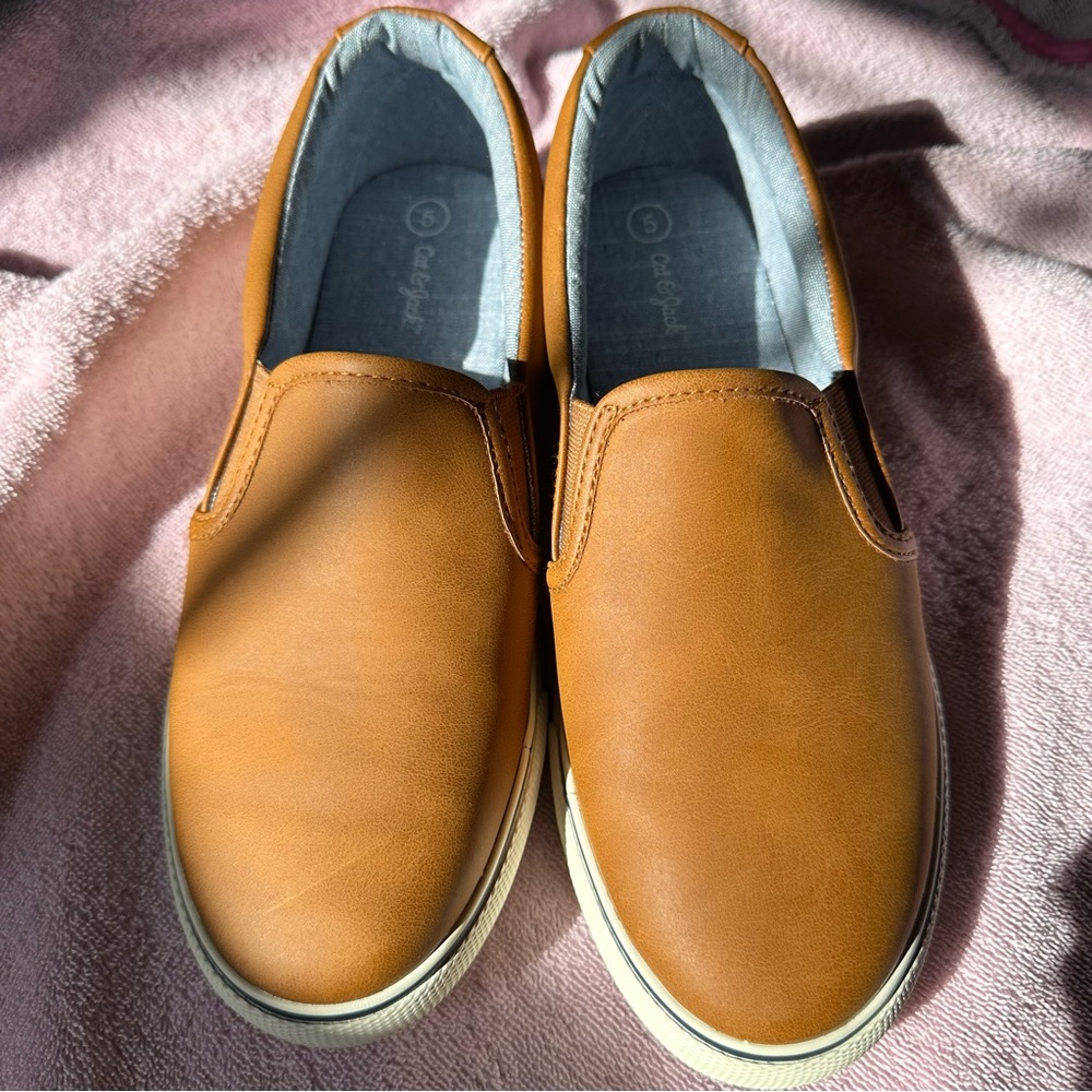 Boys' Enzo Slip-On Sneakers - Cat & Jack Big Kids size 5. Color: Cognac